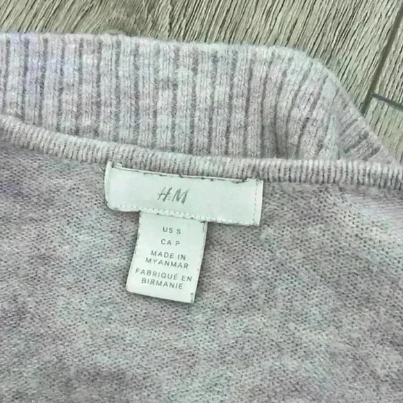 H&M Light Pink V-Neck Sweater Size Small - Picture 5 of 8